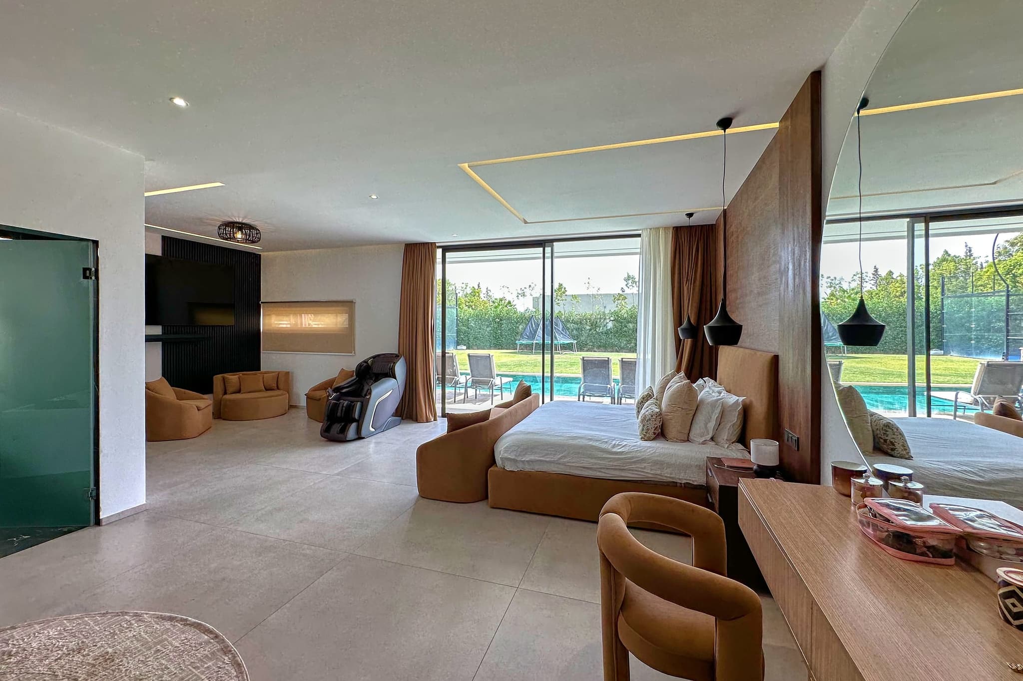 Le coin salon de la suite, dans le prolongement du lit, ouvert sur la terrasse.