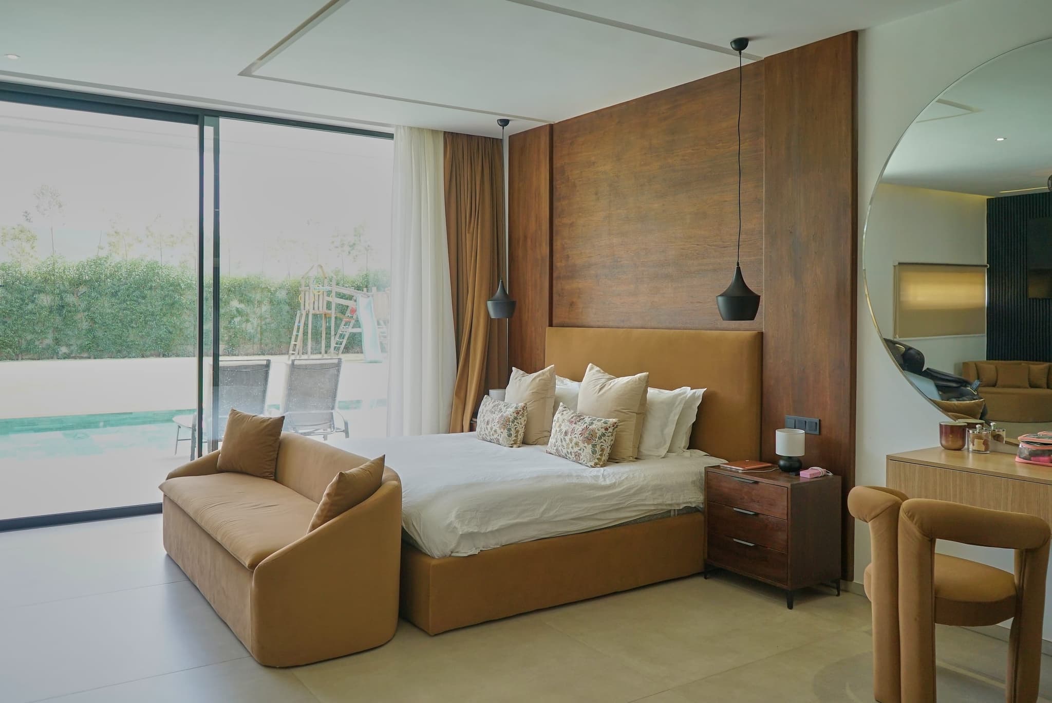 Le lit de la suite et sa banquette, vus depuis l’entrée de la pièce.