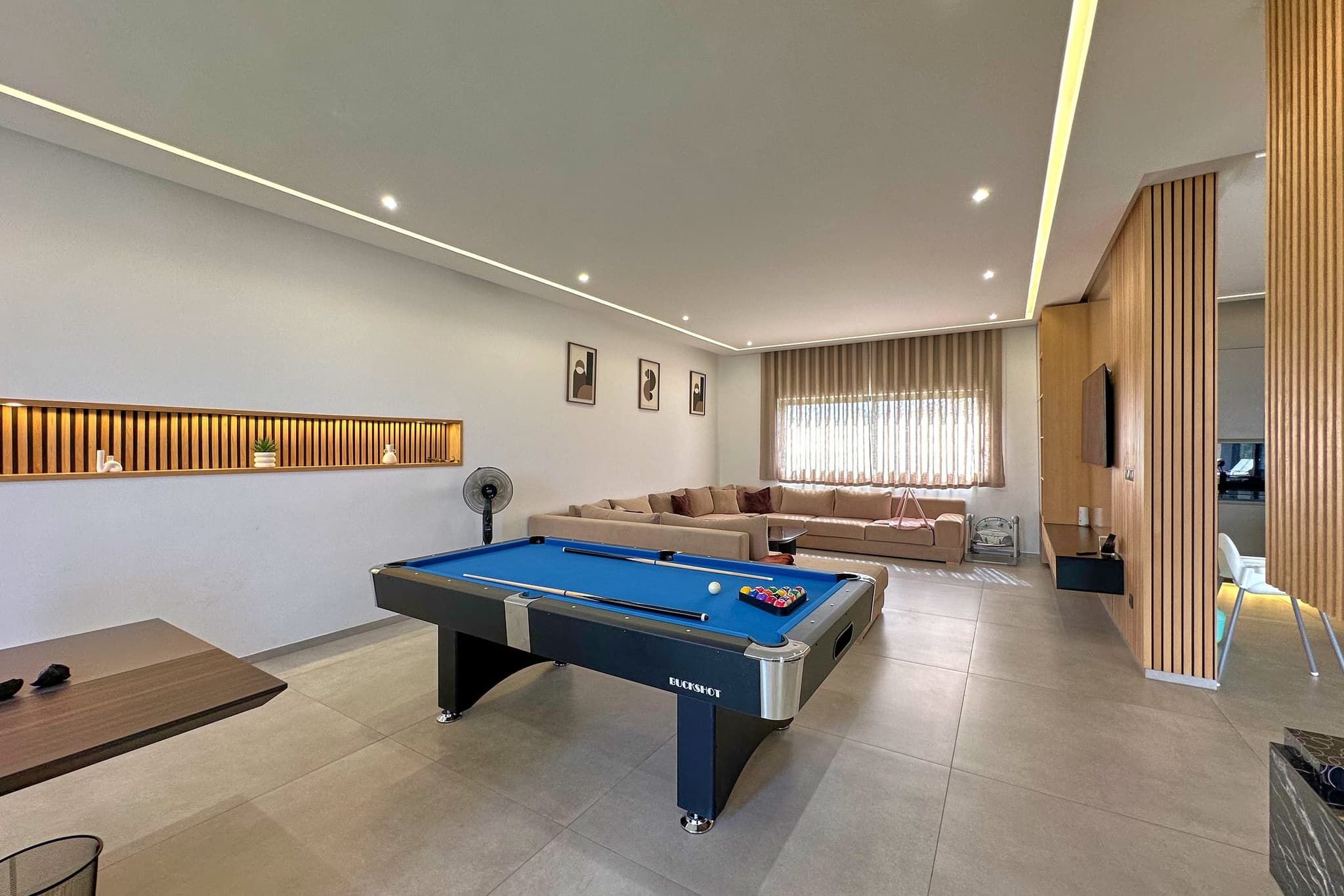 Le séjour et son billard, dans le prolongement du salon.