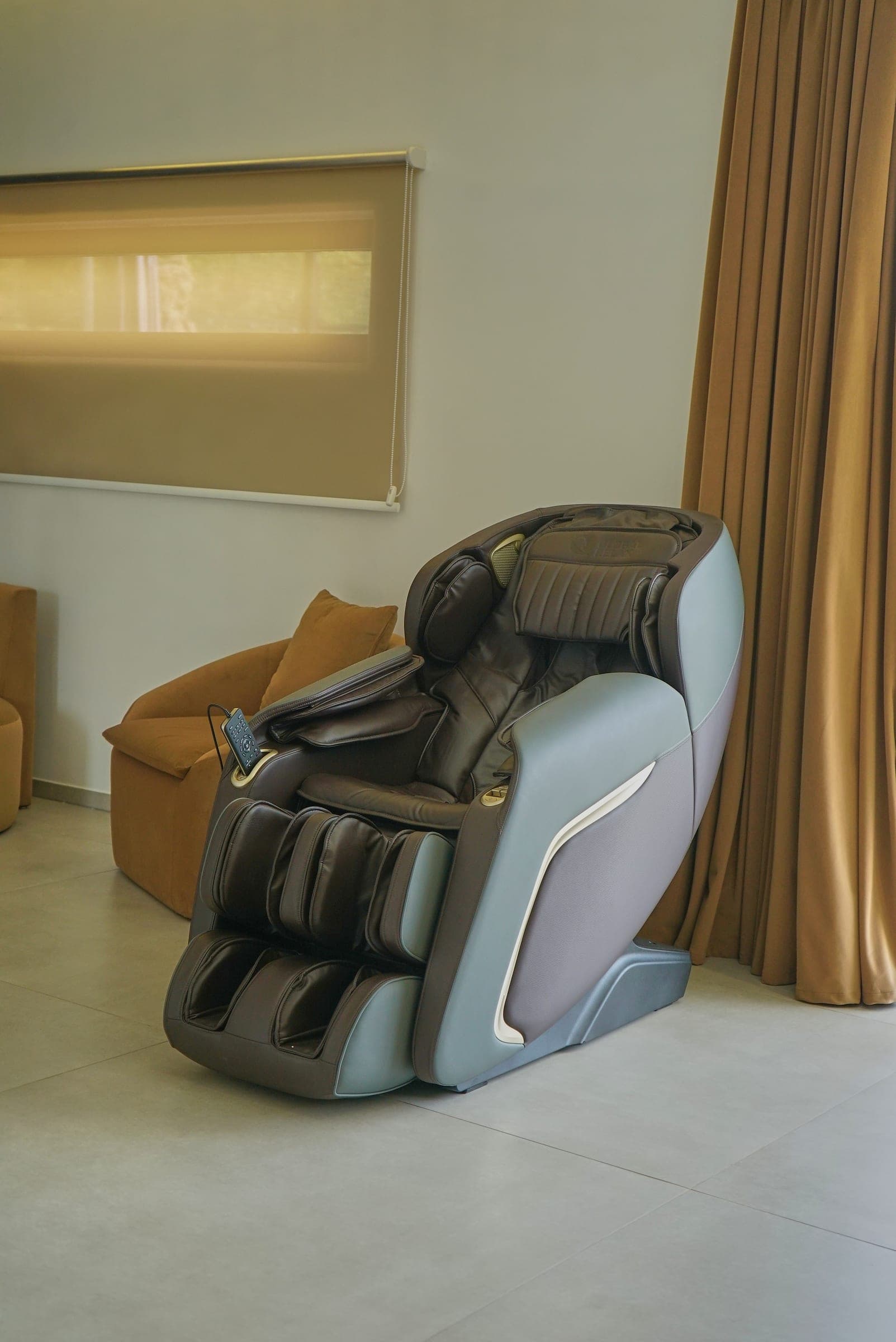 Le fauteuil de massage, devant une baie vitrée donnant sur la terrasse.